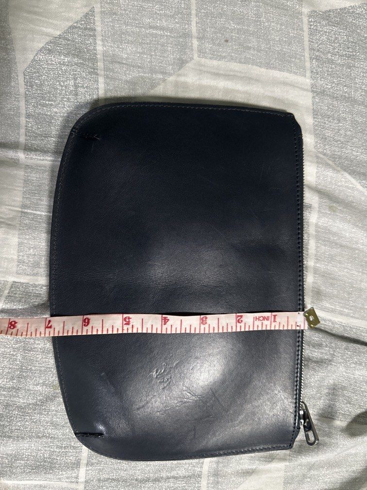 A. P. C. Sarah black leather pouch (Category: Luxury Bags & Wallets) located in Quezon City. Submitted by klosetmanila (Listing ID 1440526799, Image 2). Description: 100% calfskin leather. Goldtone ‘A.P.C. rue Madame’ logo embossed on front. Top zip closure. Rounded and curved lower corners. Unlined clutch. .