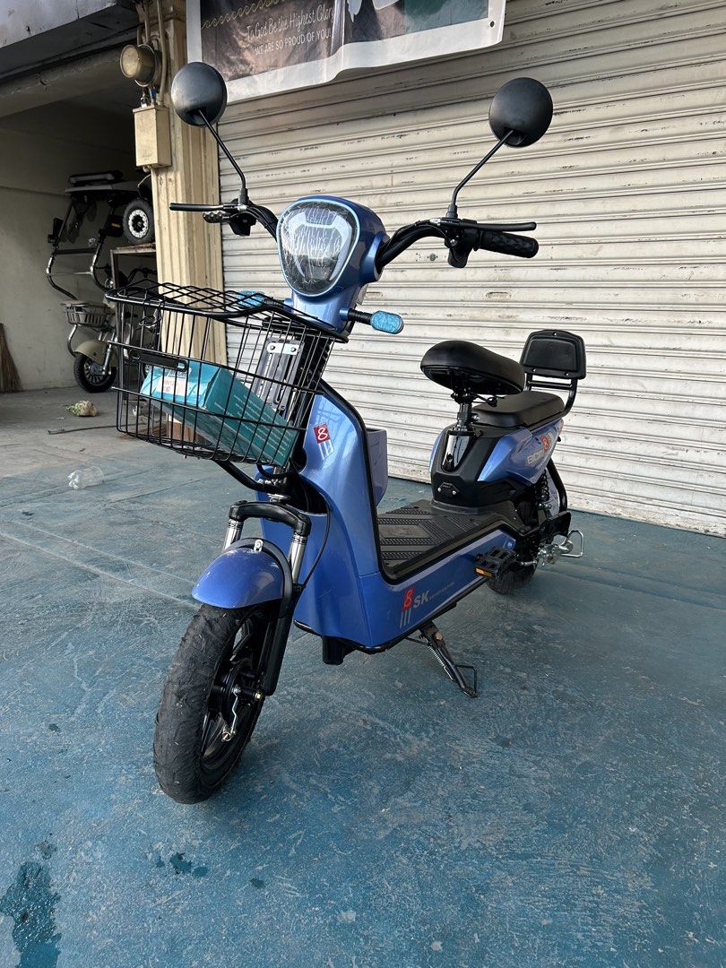 Affordable 2 wheels Avia Scooter ebike Blue (Category: Bicycles) located in Manila. Submitted by jo.yu1223 (Listing ID 1440560265, Image 1). Description: - Blue electric scooter - Front basket for storage - Functional lights and turn signals - Ready to ride - Perfect for city commuting Specifications: •ORIGINAL BATTERIES •48V12Ah battery •350 Watts Brushless Hub Motor •40-50Km Range •40-45 Kph Speed •14”x2.50” Tubeless Tire •150 kg Load capacity 