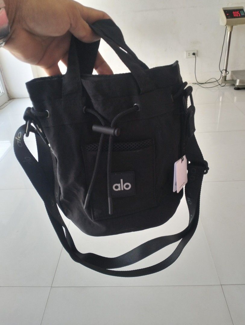 Alo yoga (Category: Cross-body Bags) located in San Carlos City. Submitted by guioverlua72920 (Listing ID 1440399523, Image 3). Description: Alo yoga cross body bucket bag Brandnew No issue ₱1200+sf Location San Carlos city Negros Occidental.