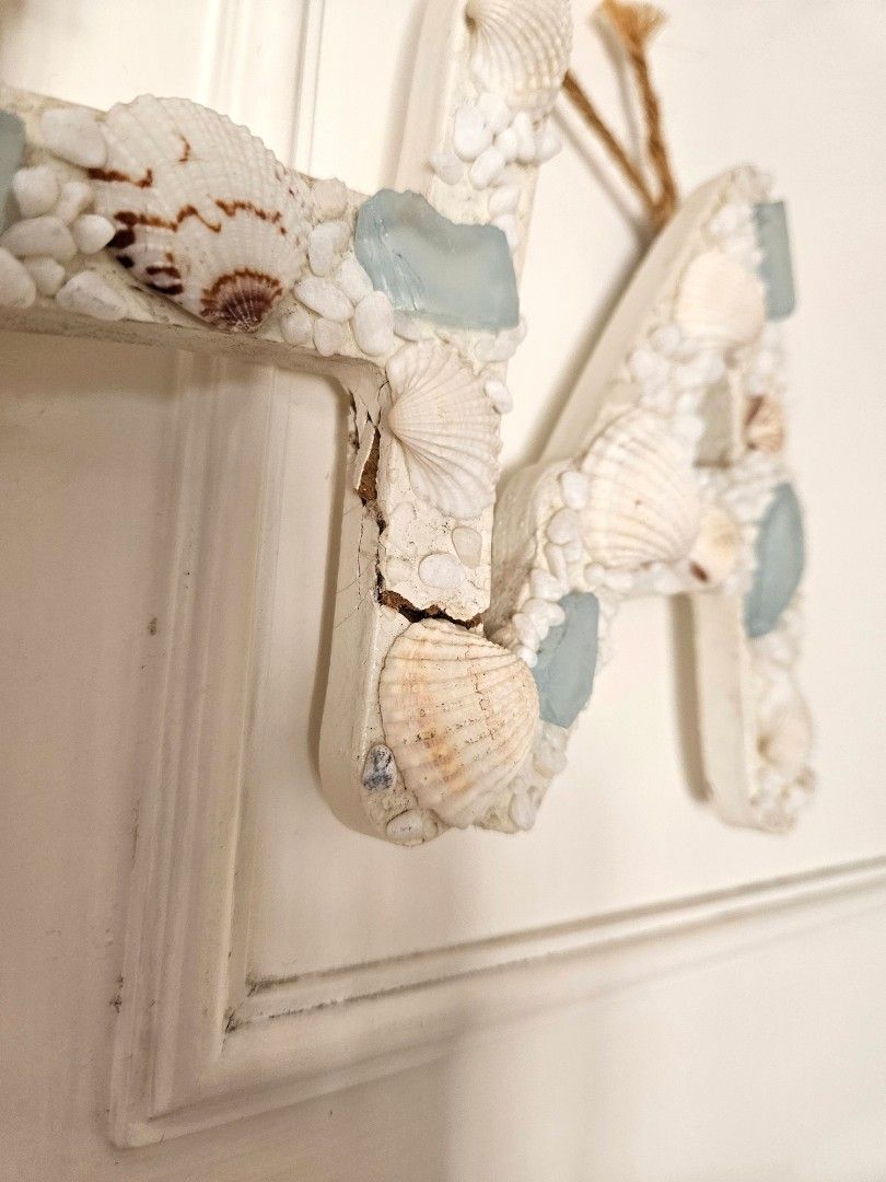 aloha shell decor （分類：牆上裝飾）位於 Hong Kong。 由 doradaexplorer 提交（商品編號 1440414537，圖片 3）。簡介： 16" x 5" bought in hawaii condition 85% new (contains cracks glued back together)。