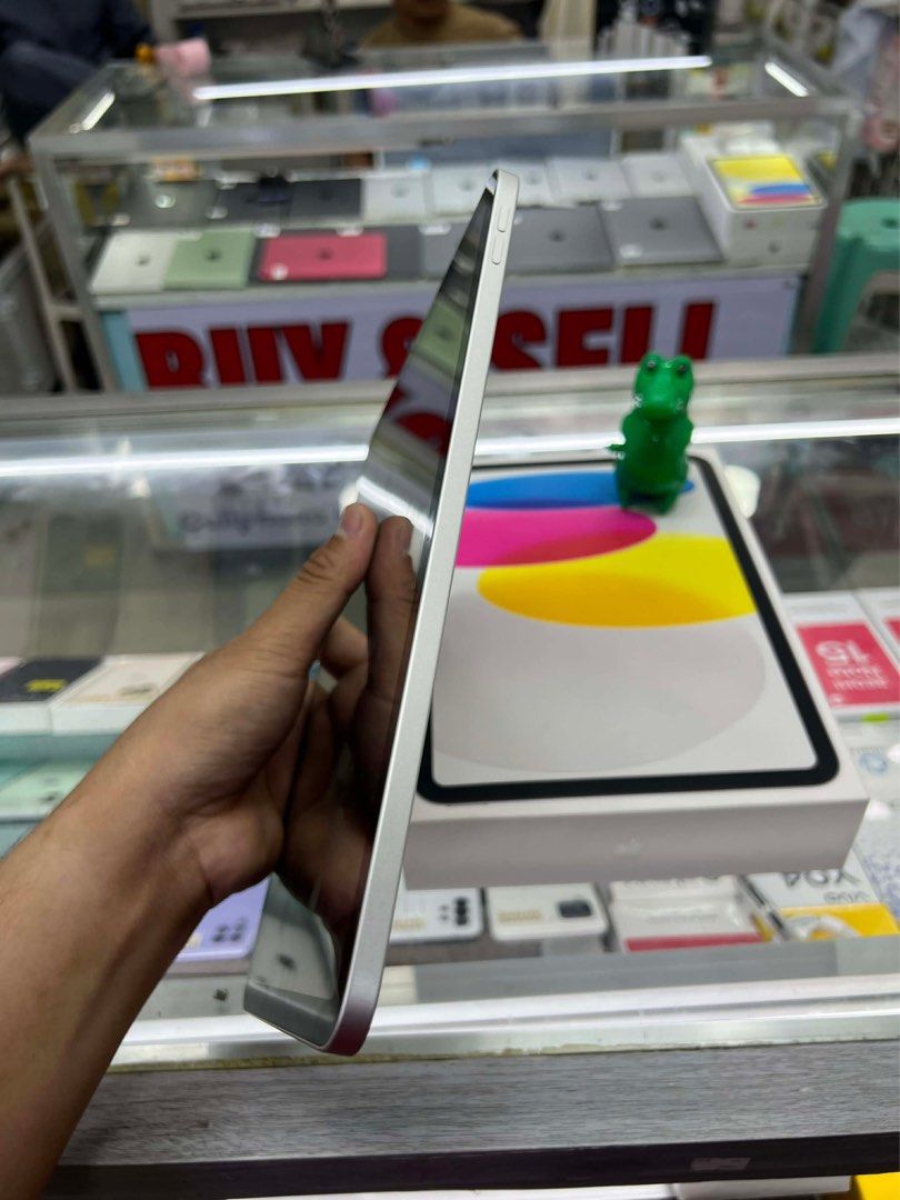 Apple iPad A16 Gen Silver Wi-Fi (Category: iPad) located in San Juan City. Submitted by dokiee2001 (Listing ID 1440436281, Image 2). Description: - Apple iPad A16 Generation - Color: Silver - Model: Wi-Fi - Includes original box - Ideal for everyday use, browsing, and entertainment.