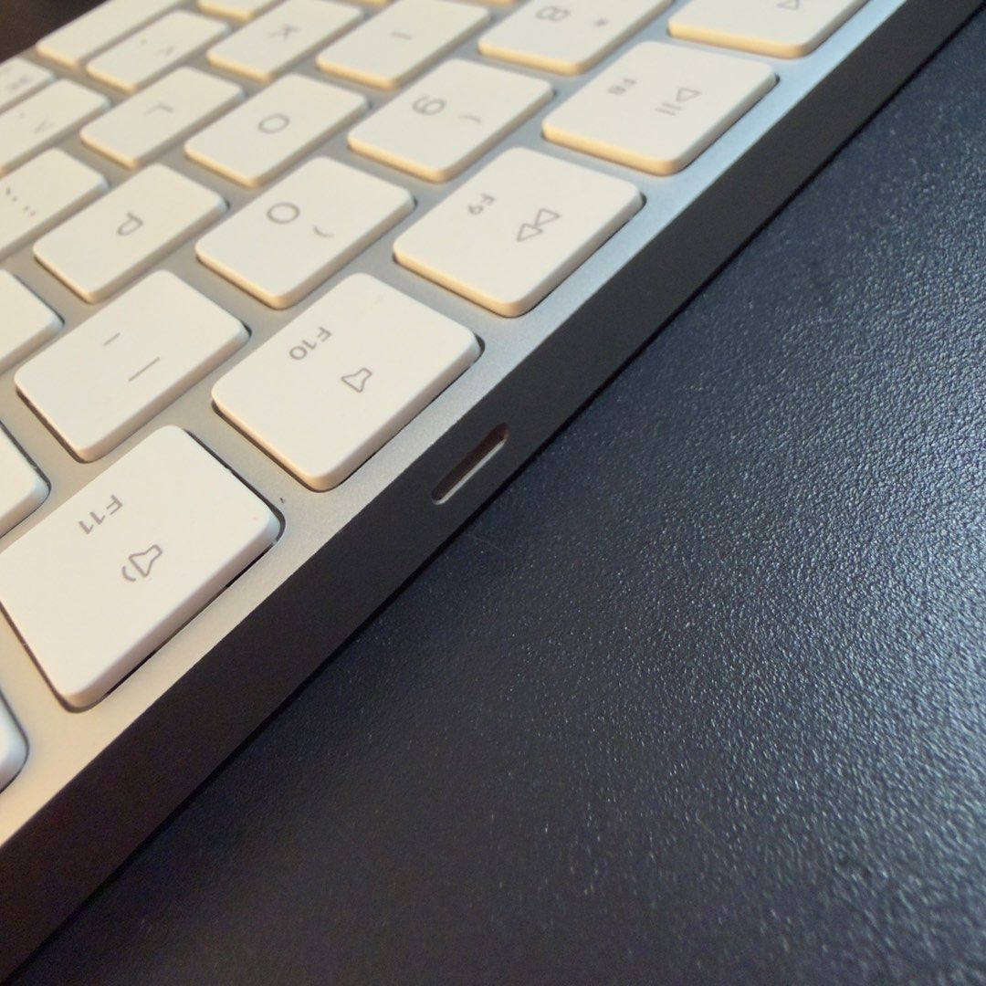 Apple Magic Keyboard with Numeric Keypad - Silver/White466924479196047361