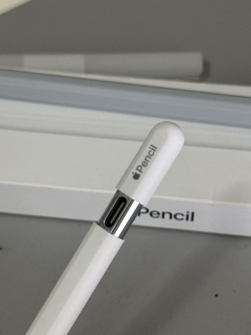 Apple pencil usb-c (Category: iPad) located in Malabon City. Submitted by liyann07 (Listing ID 1440562525, Image 3). Description: - Apple Pencil (USB-C) - Perfect for note-taking, drawing, and creative tasks With free case .