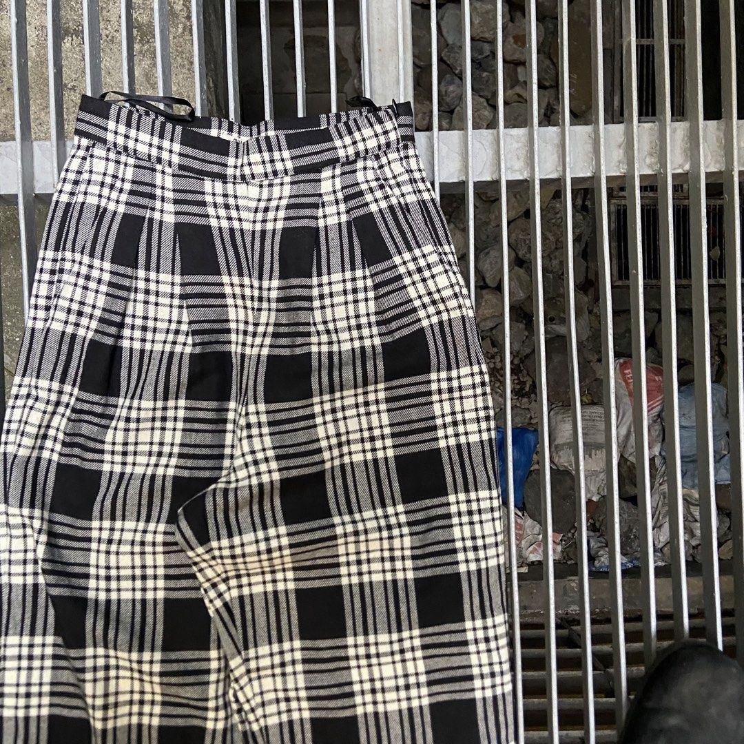 authentic miu miu trouser pants (Category: Luxury Apparel) located in Dueñas. Submitted by bumpmeup (Listing ID 1440501138, Image 2). Description: Size 24-26 39 length 9 hem Dm.