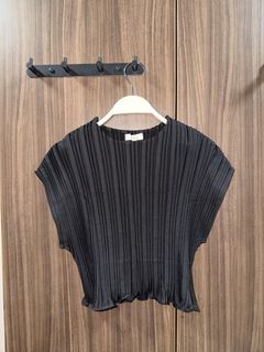 (Category: ) located in . Submitted by clearcloset13 (Listing ID 1440490859, Image 1). Description: .