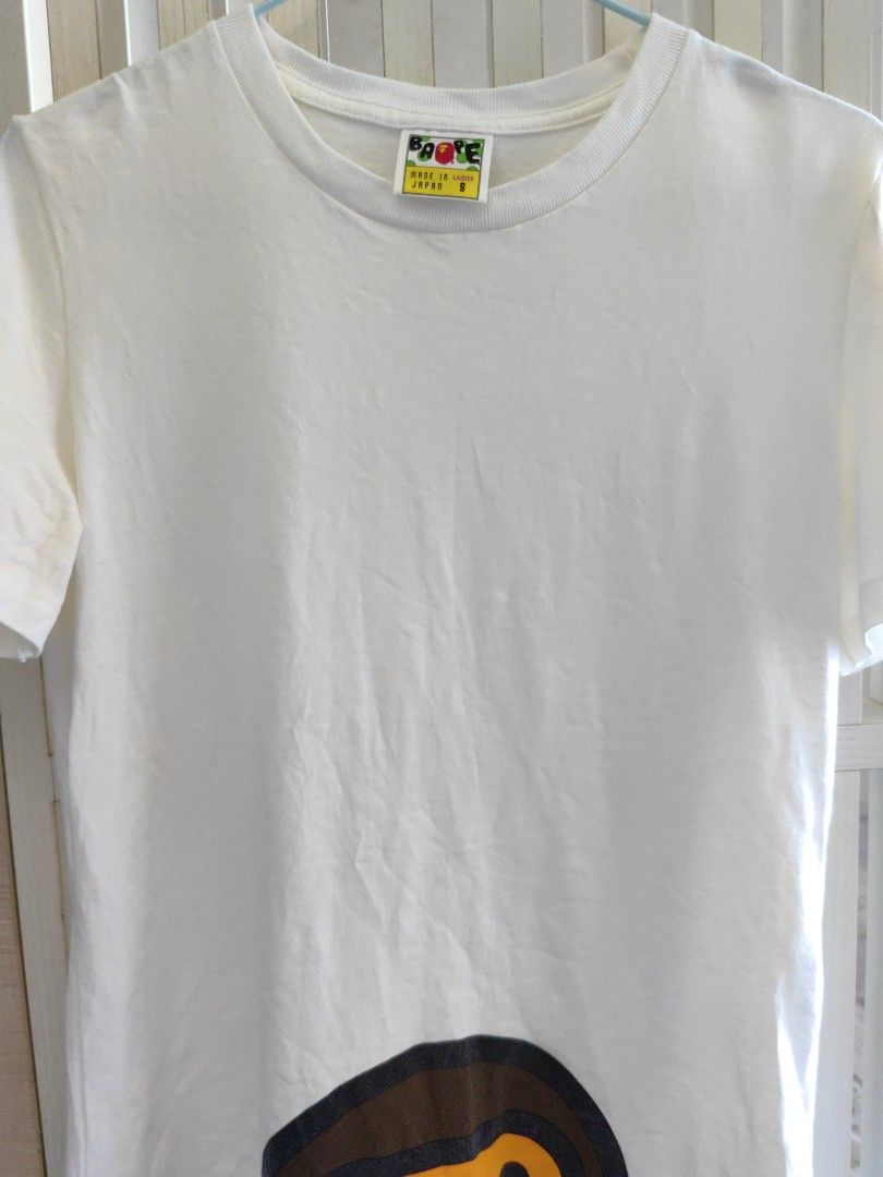 BAPE 猿人頭圖案短袖Tee(S-M) （分類：T-shirt、恤衫、有領衫）位於 Hong Kong。 由 camellia6688 提交（商品編號 1440462153，圖片 2）。簡介： BAPE 經典猿人頭圖案Tee，白色短袖款。標碼S,略偏大,M亦可著,Made in Japan。衫身印有可愛嘅猿人頭，好有辨識度。袖口位仲有小猿人頭鈕扣細節。。