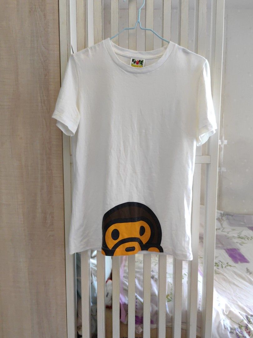 BAPE 猿人頭圖案短袖Tee(S-M) （分類：T-shirt、恤衫、有領衫）位於 Hong Kong。 由 camellia6688 提交（商品編號 1440462153，圖片 1）。簡介： BAPE 經典猿人頭圖案Tee，白色短袖款。標碼S,略偏大,M亦可著,Made in Japan。衫身印有可愛嘅猿人頭，好有辨識度。袖口位仲有小猿人頭鈕扣細節。。