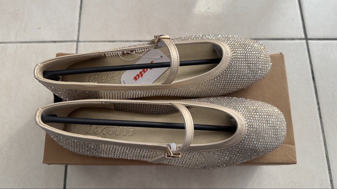 Bata (Category: Flats) located in Kuala Lumpur. Submitted by dninakhrina (Listing ID 1440491017, Image 3). Description: Bata Gold Shoes ✨ Gold colour • Size 37 / UK4 Brand new, baru unbox 🤍 Selling sebab salah size 🥲 NP RM119 Letting go for RM65 free postage 🚚✨ Fixed price, serious buyer only 💌 .