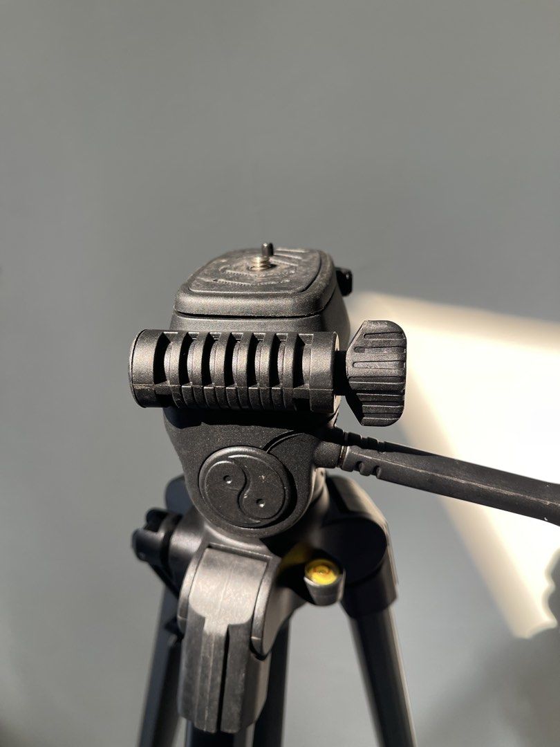 BENRO T600EX Photo & Video Tripod (Category: Tripods & Monopods) located in Manila. Submitted by dstrangerthings (Listing ID 1440486239, Image 3). Description: - Benro T600EX Aluminum Tripod - Color: Black - height ; 52 inches - Ideal for both photography and videography - Sturdy aluminum construction - Extendable legs with secure locking mechanism - Smooth panning and tilting head for versatile framing - Compact and foldable design for easy port