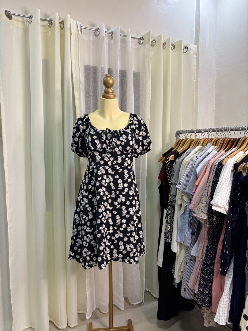 Black Daisy Puff Sleeve Dress (Category: Dresses) located in Mandaluyong City. Submitted by ririg4rl (Listing ID 1440501930, Image 1). Description: Size L-XL Excellent condition No issue 250 + SF Baliwag, Bulacan.