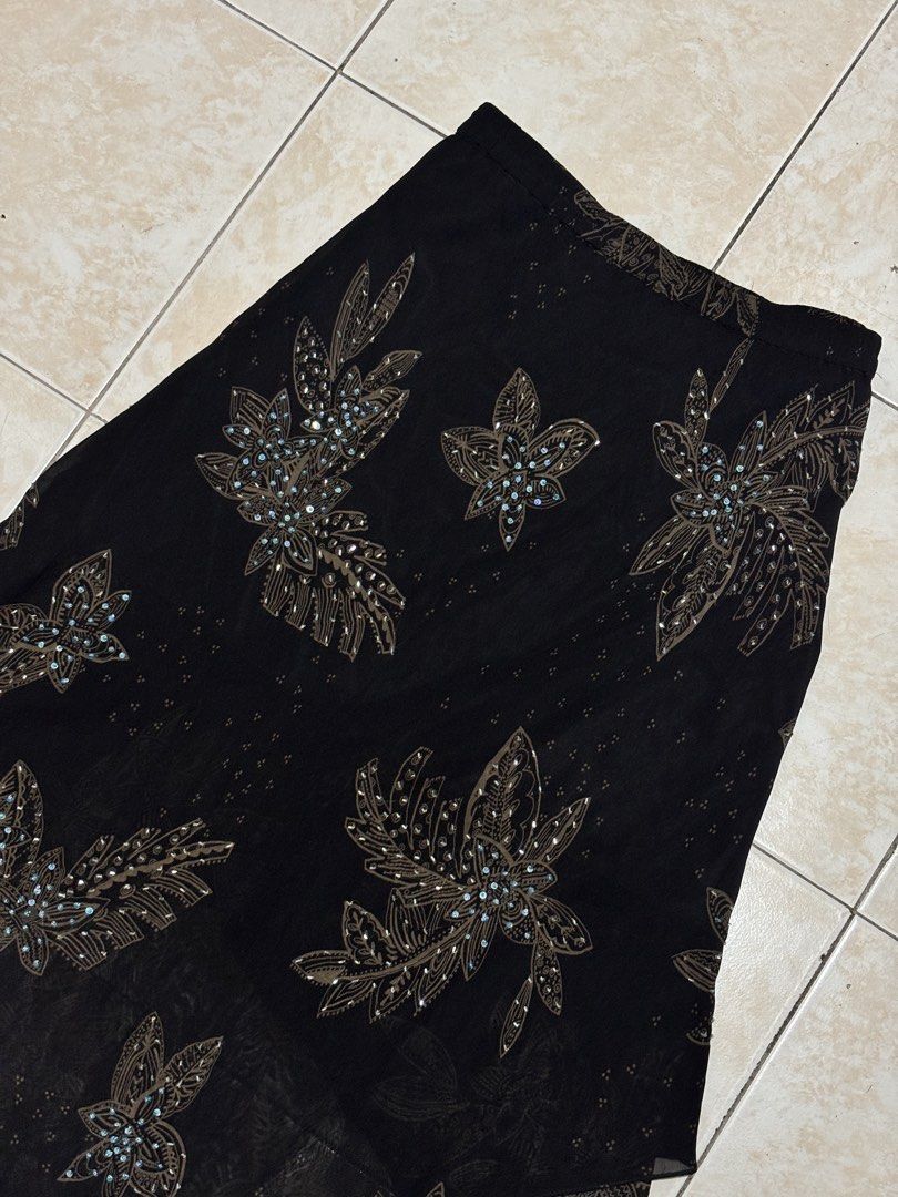Black Floral Beaded Skirt (Category: Skirts) located in Mabalacat. Submitted by lueur.rei (Listing ID 1440493022, Image 2). Description: ⟢ great condition ⟢ W36-44 L31 ⟢ sellers fave .