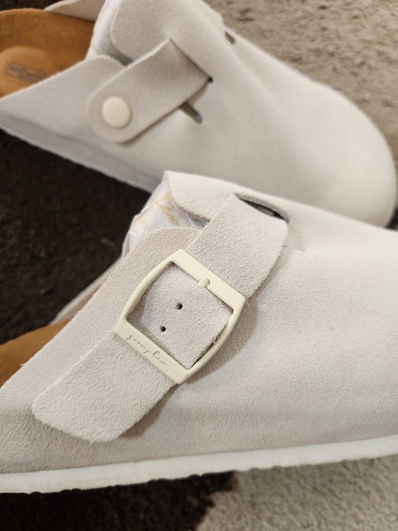 Boston Soft Footbed genuine leather suede Clogs Size 40 (Category: Slippers & Slides) located in Makati City. Submitted by bargain_hunt (Listing ID 1440467381, Image 2). Description: - Light grey genuine leather suede clogs, genuine leather - Soft footbed for ultimate comfort - Adjustable strap with buckle for a secure fit - Size 40 mens fit ( wide) mens us 8-9 - Ideal for everyday wear used once, bought the wrong size.