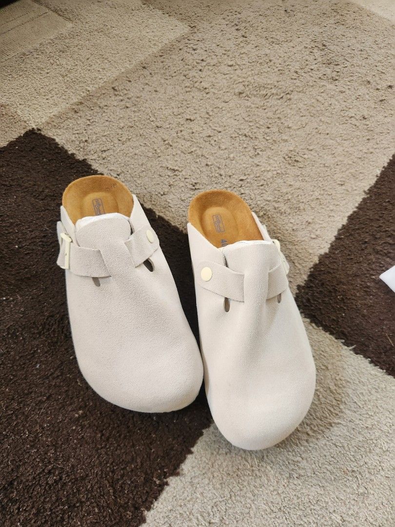 Boston Soft Footbed genuine leather suede Clogs Size 40 (Category: Slippers & Slides) located in Makati City. Submitted by bargain_hunt (Listing ID 1440467381, Image 1). Description: - Light grey genuine leather suede clogs, genuine leather - Soft footbed for ultimate comfort - Adjustable strap with buckle for a secure fit - Size 40 mens fit ( wide) mens us 8-9 - Ideal for everyday wear used once, bought the wrong size.