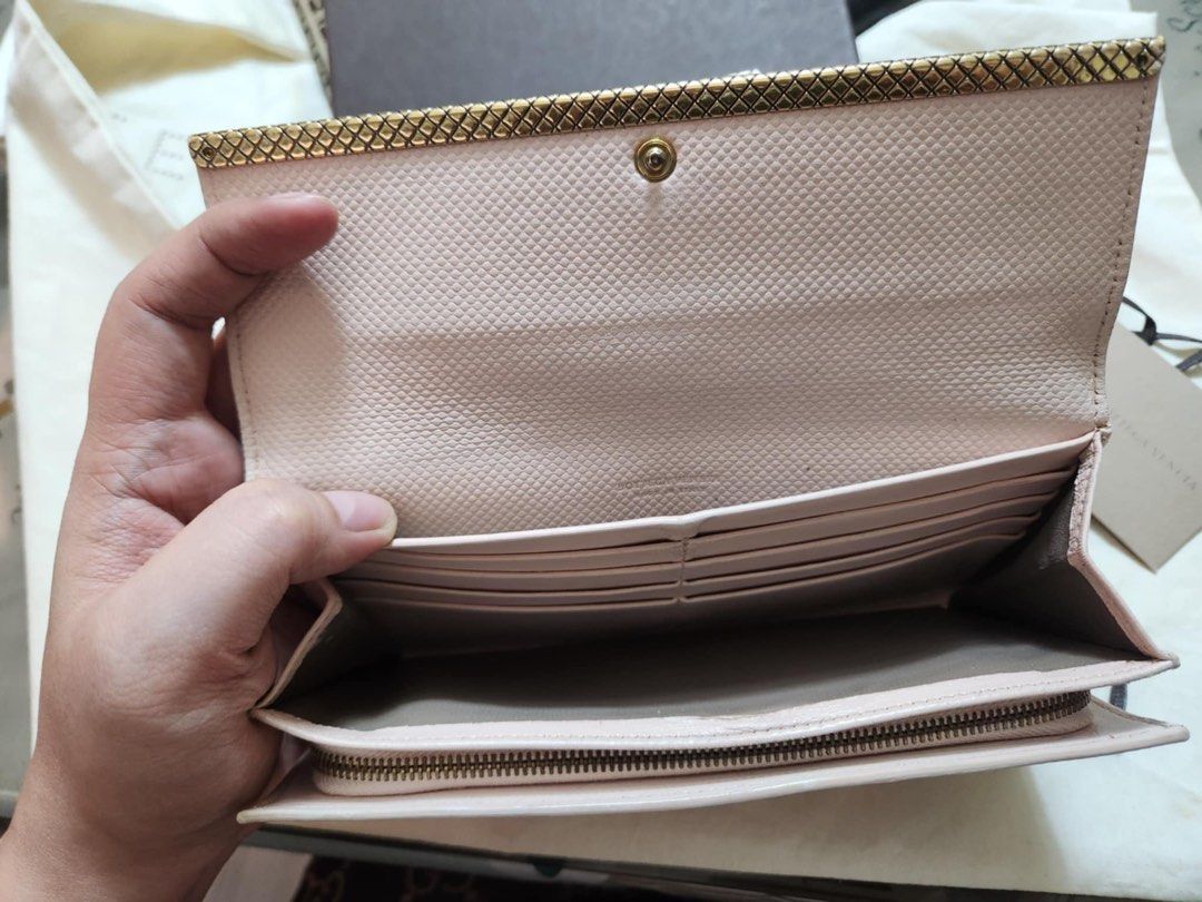 Bottega veneta (Category: Luxury Bags & Wallets) located in Calamba. Submitted by angelspetdogs (Listing ID 1440540314, Image 3). Description: Preloved but in good condition like new.
