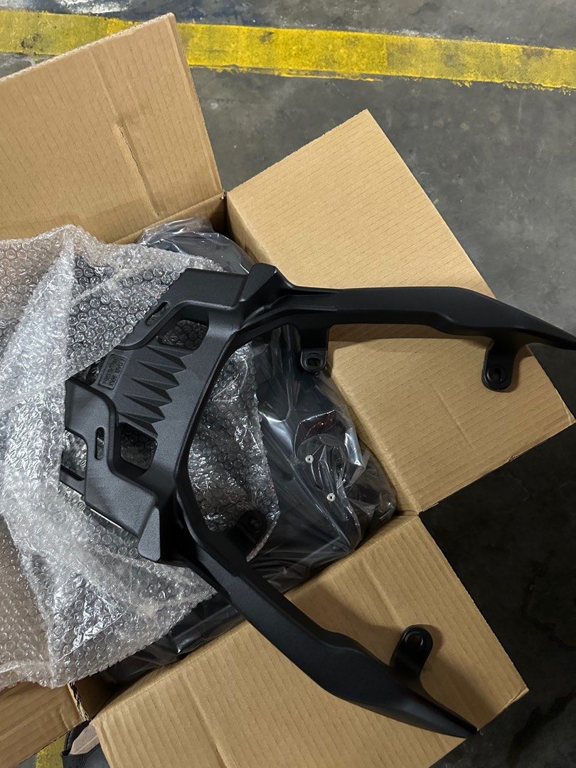 box + rack adv160 (Category: Motorbikes) located in Petaling Jaya. Submitted by marodew (Listing ID 1440436613, Image 3). Description: masih baru tak digunakan lagi . berminat roger2.