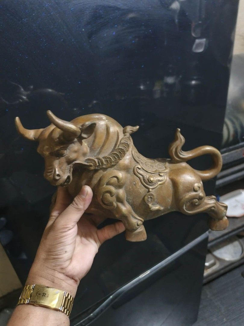 Brass bull statue display (Category: Vintage Collectibles) located in Manila. Submitted by kurukutuk (Listing ID 1440399069, Image 1). Description: brass bull statue display 7 x 10 inches HxL made of brass.
