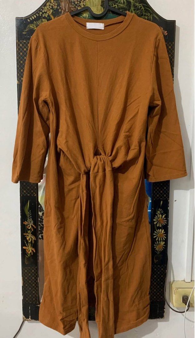 Brown Tie-Front Midi formal Dress (Category: Dresses) located in Rizal. Submitted by decluttrmomma (Listing ID 1440398445, Image 1). Description: - Brown midi dress - Tie-front detail - 3/4 sleeves - Simple and comfortable design - Ideal for casual wear - Versatile for styling up or down.