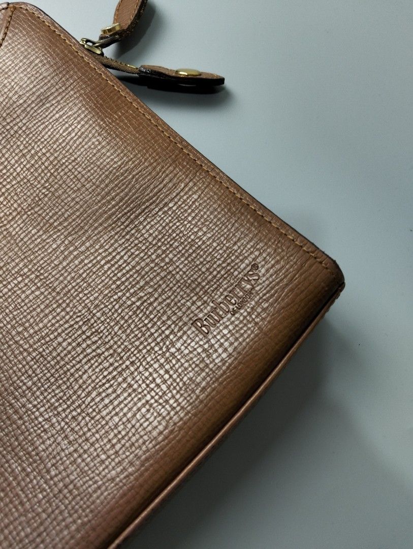 BURBERRY'S clutch bag (Category: Luxury Bags & Wallets) located in Bulacan. Submitted by recycloth_ (Listing ID 1440505339, Image 2). Description: BURBERRY'S clutch bag brown leather in great condition no issue or flaws hmu!.