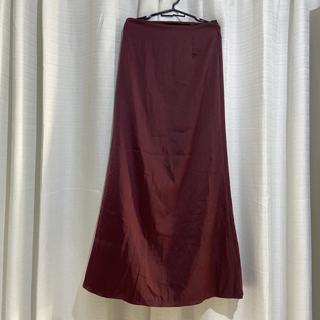 Burgundy Red Satin Maxi Skirt (Category: Skirts) located in Bulacan. Submitted by dumpcloset (Listing ID 1440494329, Image 1). Description: Satin fabric side zip closure color so nicee dimensions: waist 28 length 39 📌 NO when worn ship via j&t loc bulacan.