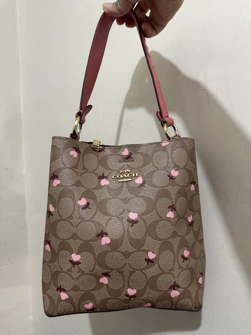 Coach Mollie Bucket (Category: Luxury Bags & Wallets) located in Leyte. Submitted by geojhen944614 (Listing ID 1440436929, Image 1). Description: .