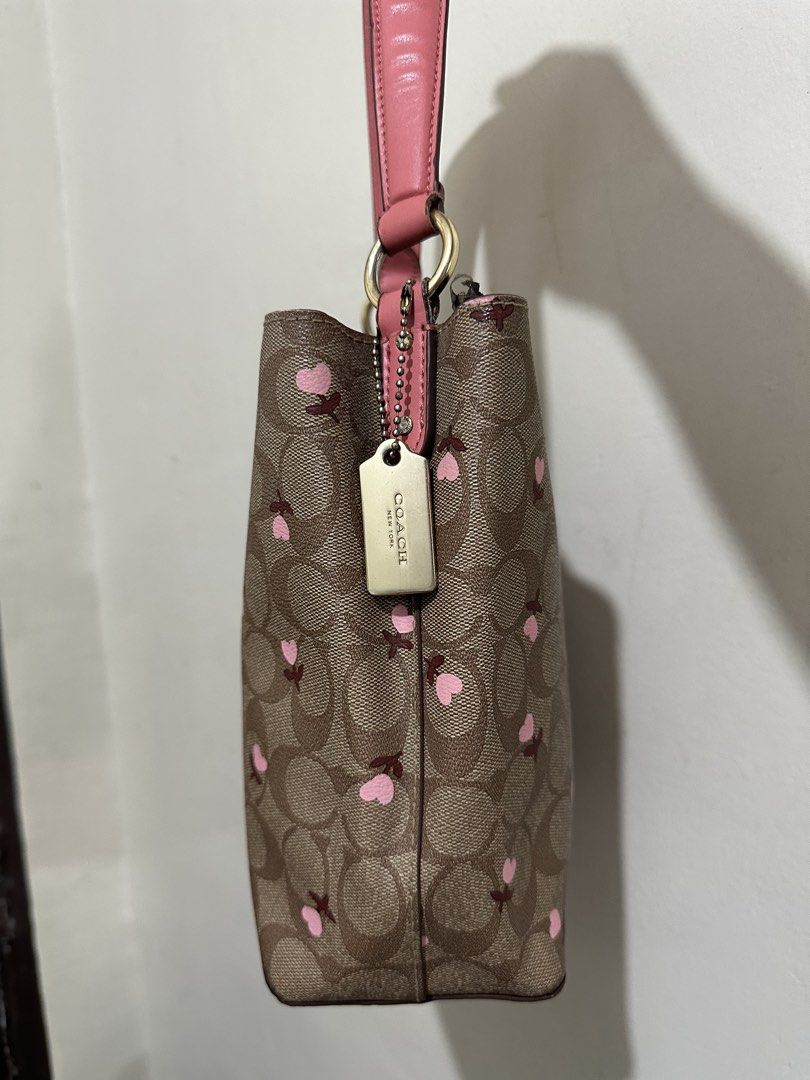 Coach Mollie Bucket (Category: Luxury Bags & Wallets) located in Leyte. Submitted by geojhen944614 (Listing ID 1440436929, Image 2). Description: .