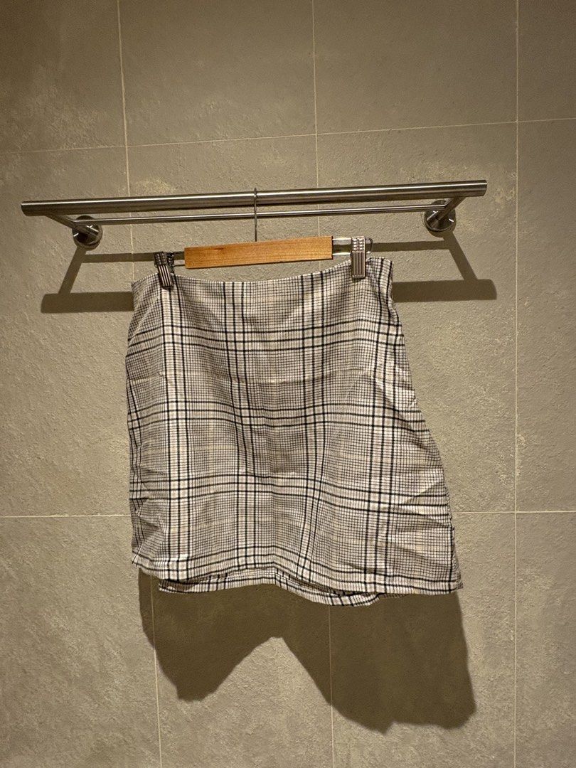 Cotton On Plaid Mini Skirt (Category: Skirts) located in Mandaluyong City. Submitted by _cst14 (Listing ID 1440453518, Image 2). Description: - Cute plaid mini skirt - Brand: Cotton On - Size: Medium (M) - Versatile: Great for casual wear or dressing up - Easy to pair with tops and sneakers.