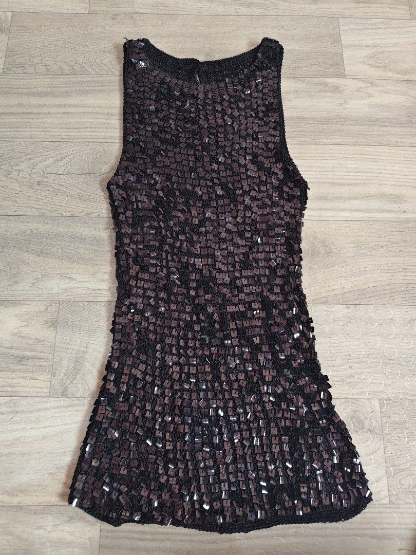 Crochet sequin/beaded top (Category: Sleeveless) located in Alburquerque. Submitted by dzm.ancn0 (Listing ID 1439703046, Image 2). Description: .