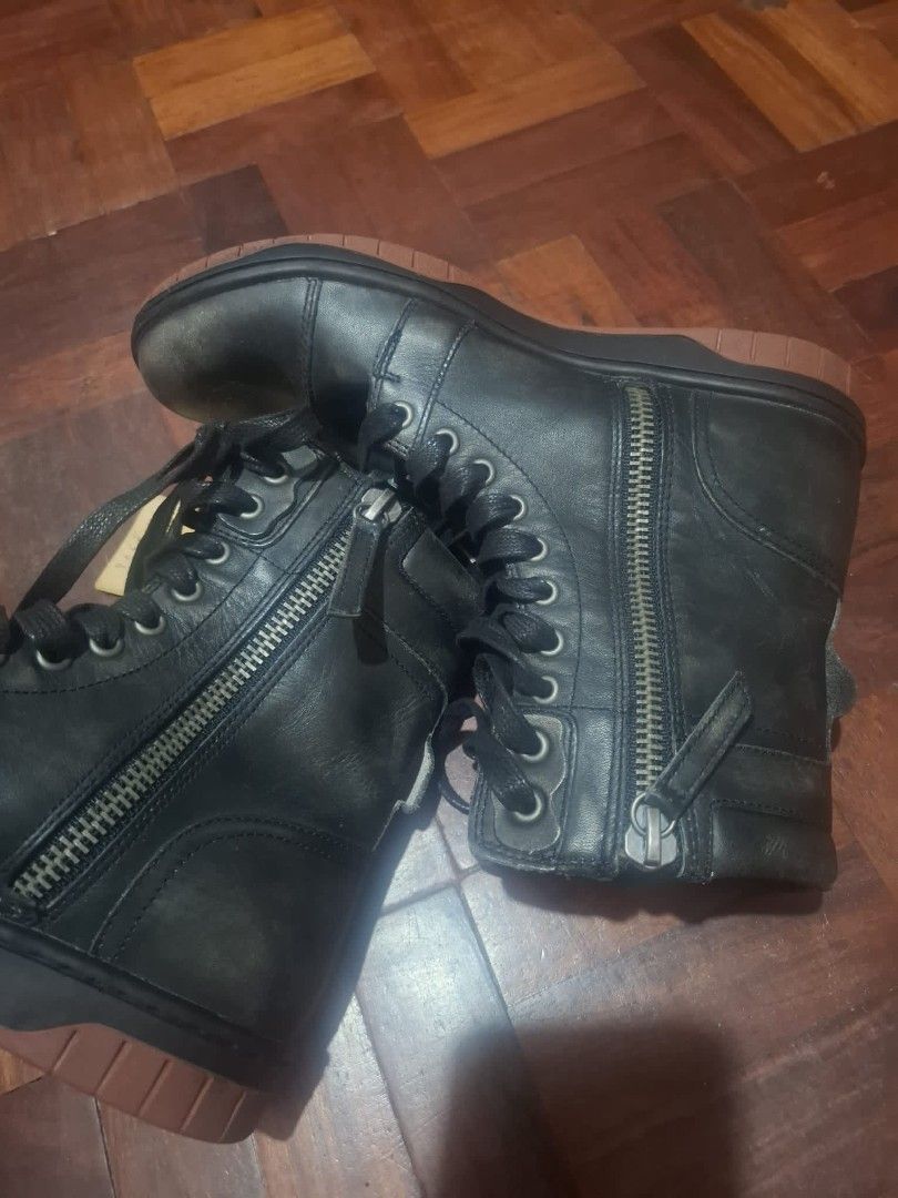 Diesel boots (Category: Boots) located in Cavite. Submitted by lonchel1571206 (Listing ID 1440578090, Image 2). Description: srp 18k boots by diesel too big size 40 eu 7.5 us unisex.