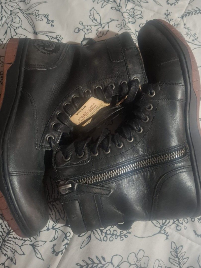 Diesel boots (Category: Boots) located in Cavite. Submitted by lonchel1571206 (Listing ID 1440578090, Image 1). Description: srp 18k boots by diesel too big size 40 eu 7.5 us unisex.