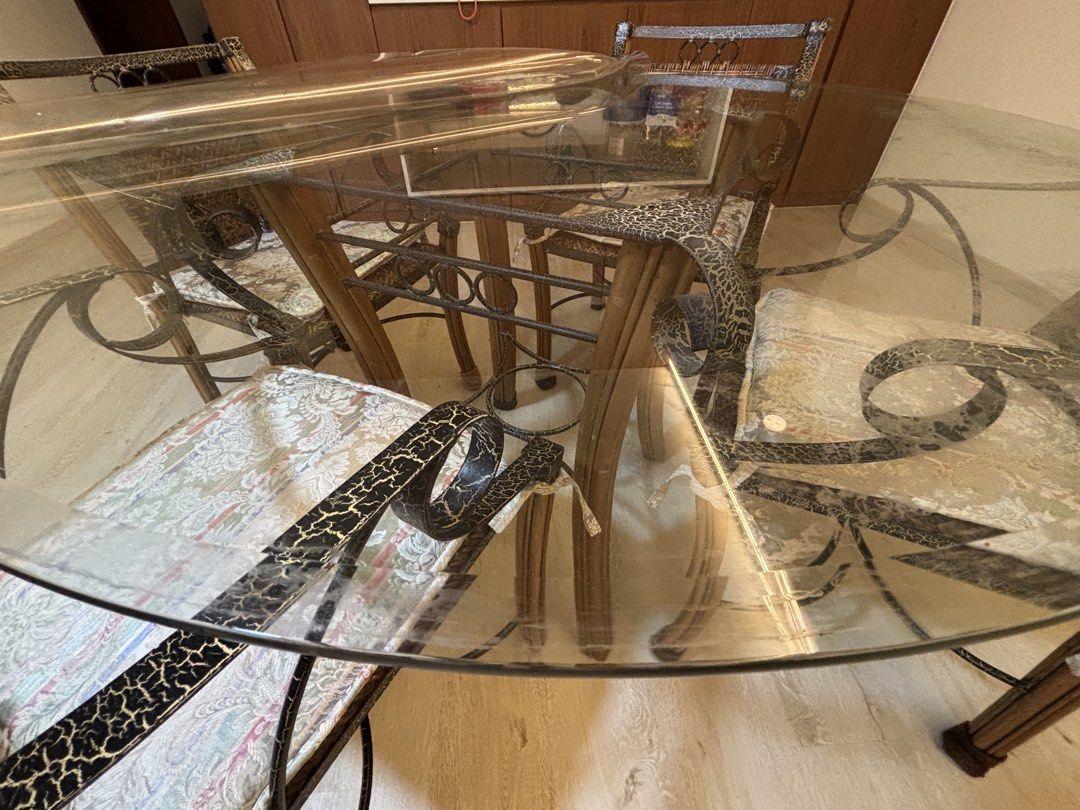 Round Dining Table (Category: Tables & Sets) located in Singapore. Submitted by biqut2 (Listing ID 1440422959, Image 2). Description: Can Nego for fast deal 2 type cushion seat cover Muslim owned Original price is ex.