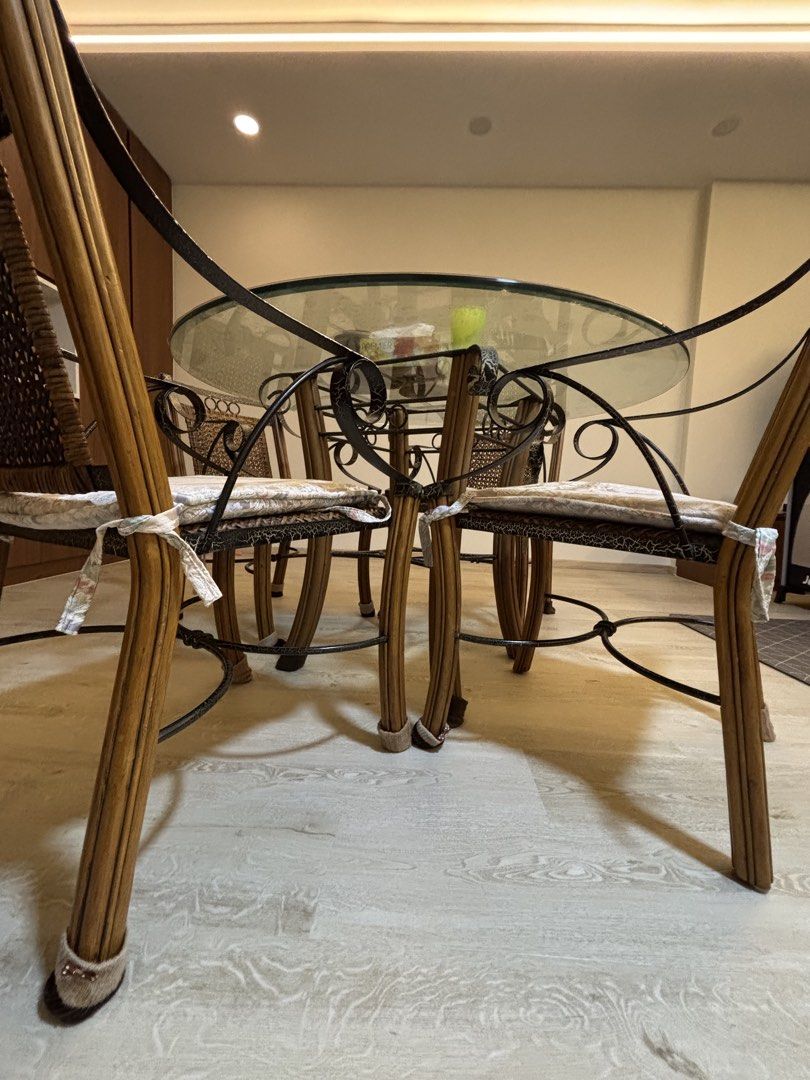 Round Dining Table (Category: Tables & Sets) located in Singapore. Submitted by biqut2 (Listing ID 1440422959, Image 3). Description: Can Nego for fast deal 2 type cushion seat cover Muslim owned Original price is ex.