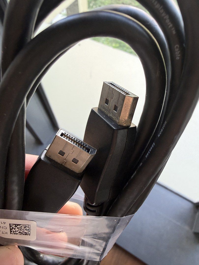DisplayPort and USB cables466541816369664000