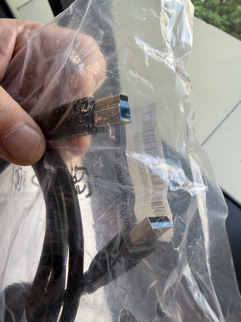 DisplayPort and USB cables466541816369664001