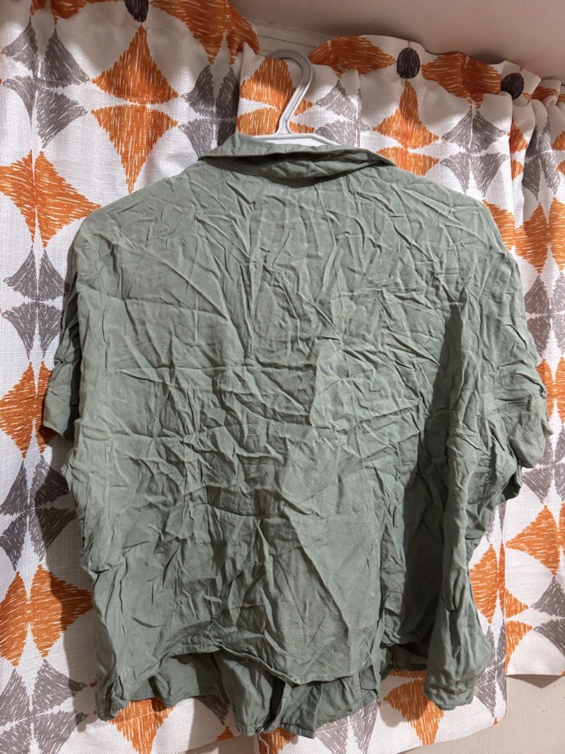 Divided H&M Green Collared Short Sleeve Shirt (Category: Shirts) located in Manila. Submitted by mxbeex (Listing ID 1440518178, Image 3). Description: - Green collared shirt from H&M Divided - Short sleeves - Button-up front - Unique crinkled fabric texture - Relaxed fit for comfort - Ideal for casual wear.
