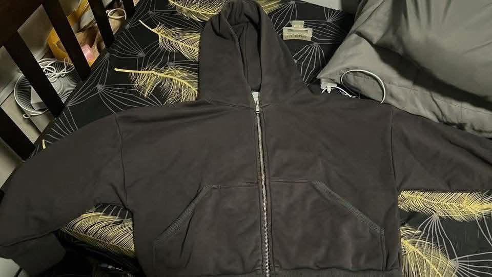 Double Zip Hoodie - Charcoal Grey (Category: Hoodies) located in Pasig City. Submitted by amxene (Listing ID 1440546273, Image 1). Description: - Oversized double zip hoodie - Color: Charcoal Grey - Material: Super comfy and warm - Features: Front pockets, hood - Fit: Relaxed M or L (check size chart for exact measurements) - used twice only.