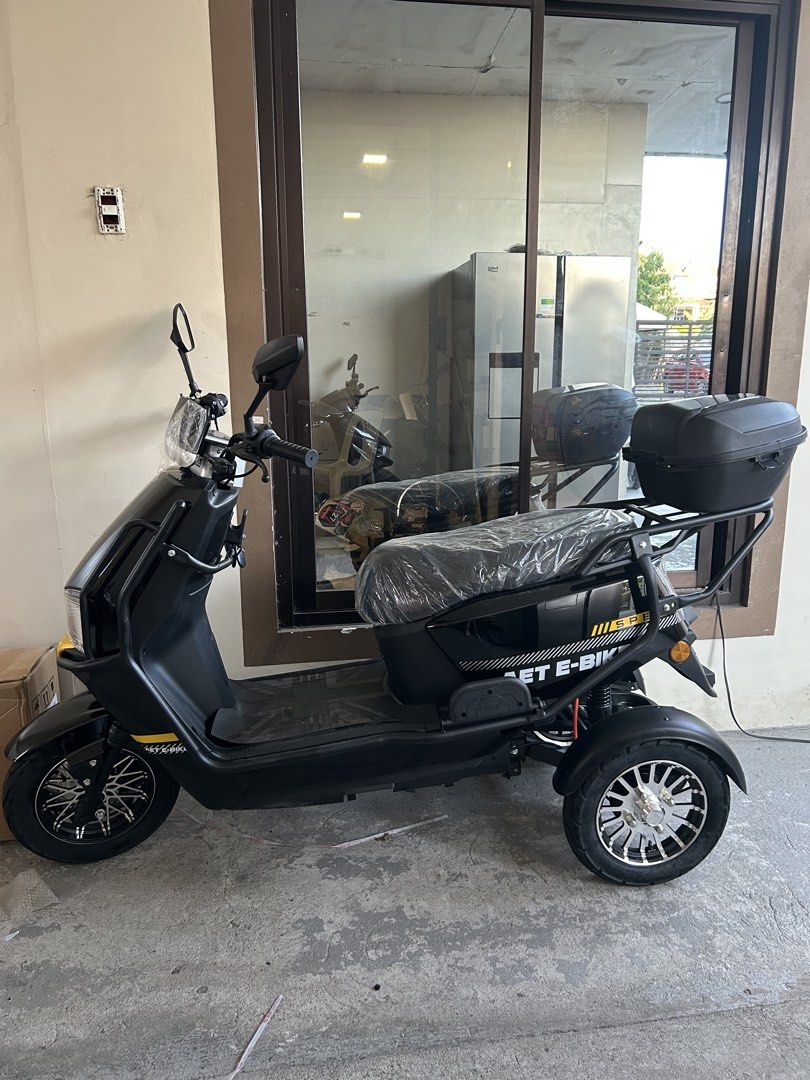 ebike 3-Wheel Electric Scooter with Storage Box (Category: Bicycles) located in Manila. Submitted by jo.yu1223 (Listing ID 1440561363, Image 2). Description: - Sleek black 3-wheel electric scooter - Digital display shows speed and battery level - Convenient rear storage box - Comes with 2 ignition keys - Ideal for easy city commuting Specifications •Front: Hydraulic Disc brake •Rear: Mechanical Drum brake •Range: 35-45km •Tire: 3.00 x 10 Tubeless