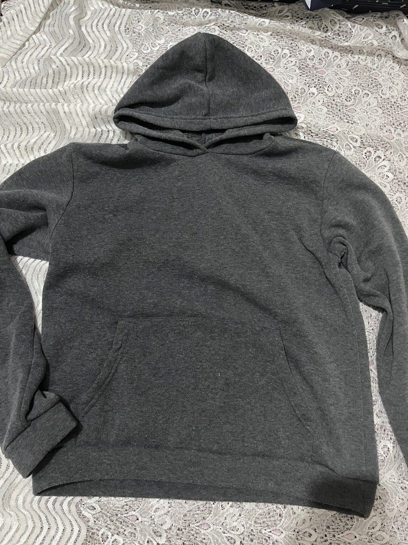 Grey kids hoodie (Category: Coats, Jackets and Outerwear) located in Taguig. Submitted by prelovedby.sol (Listing ID 1440388947, Image 2). Description: ✨front pocket ✨comfy ✨best for xs-s.