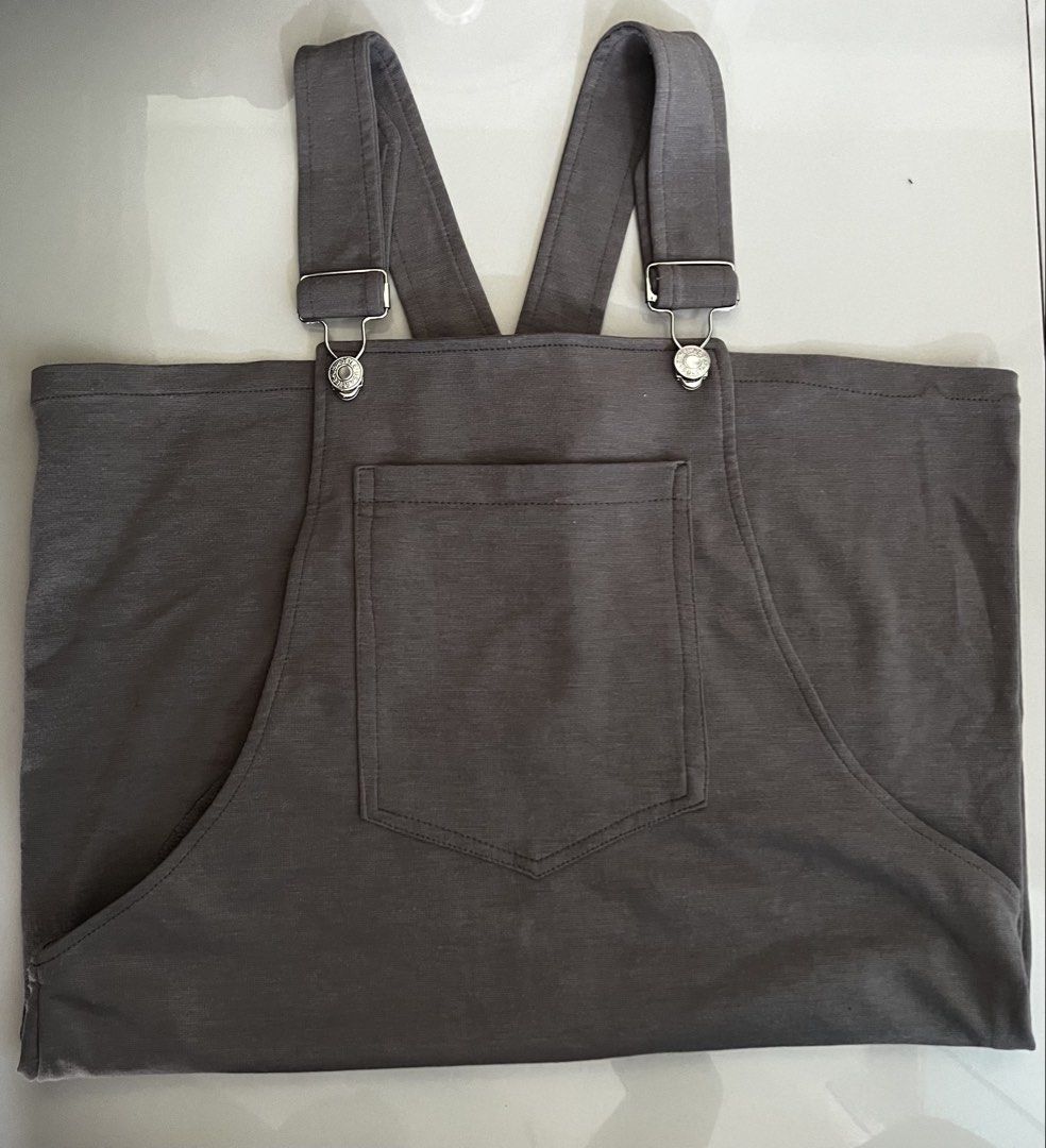 Grey Overall Dress with Pocket (Category: Dresses) located in Manila. Submitted by ladx_ (Listing ID 1440462733, Image 2). Description: - Grey overall dress - Adjustable straps - Front pocket - Soft and stretchy fabric - Comfortable for casual outings.
