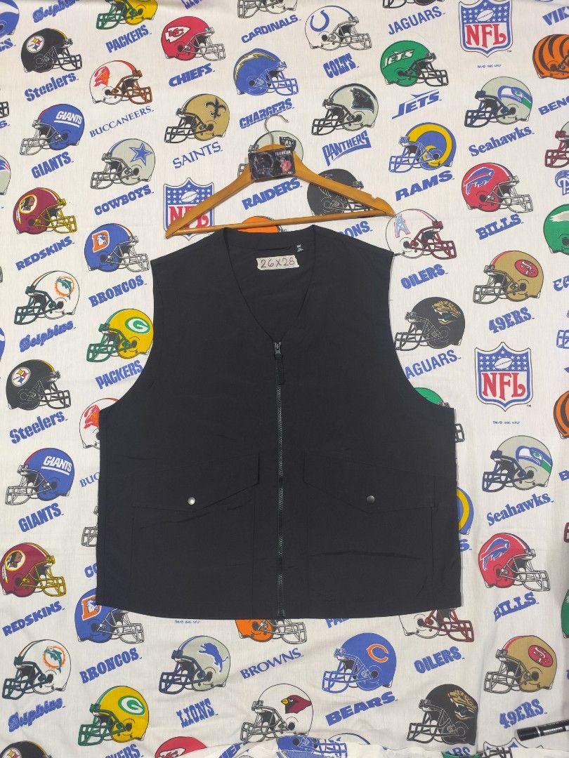 GU Black Vest (Category: Vests) located in Baguio. Submitted by FRANKLIN (Listing ID 1440569403, Image 1). Description: material 100% Nylon Handling washing machine Please note that this product may transfer color to other items when wet from sweat or rain, or due to friction. Dark colors may bleed, so please avoid washing with other items (especially white or light-colored items). For off-white and light-colored items, please use a detergent tha