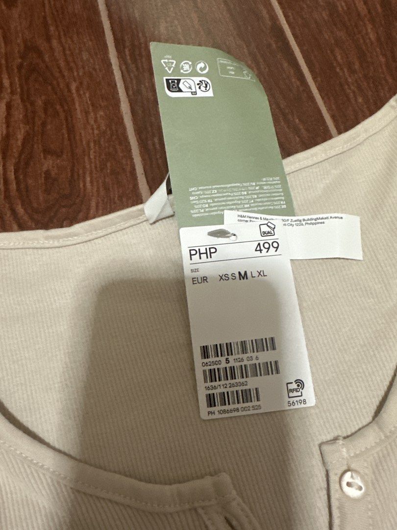 H&M Ribbed Tank Top Beige Size M (Category: Sleeveless) located in Marikina City. Submitted by rctoby00 (Listing ID 1440444932, Image 2). Description: - Cream colored ribbed tank top from H&M - Button-up neckline - Made with 20% recycled cotton - Size Medium - Brand new with tags attached - Perfect basic wardrobe staple.