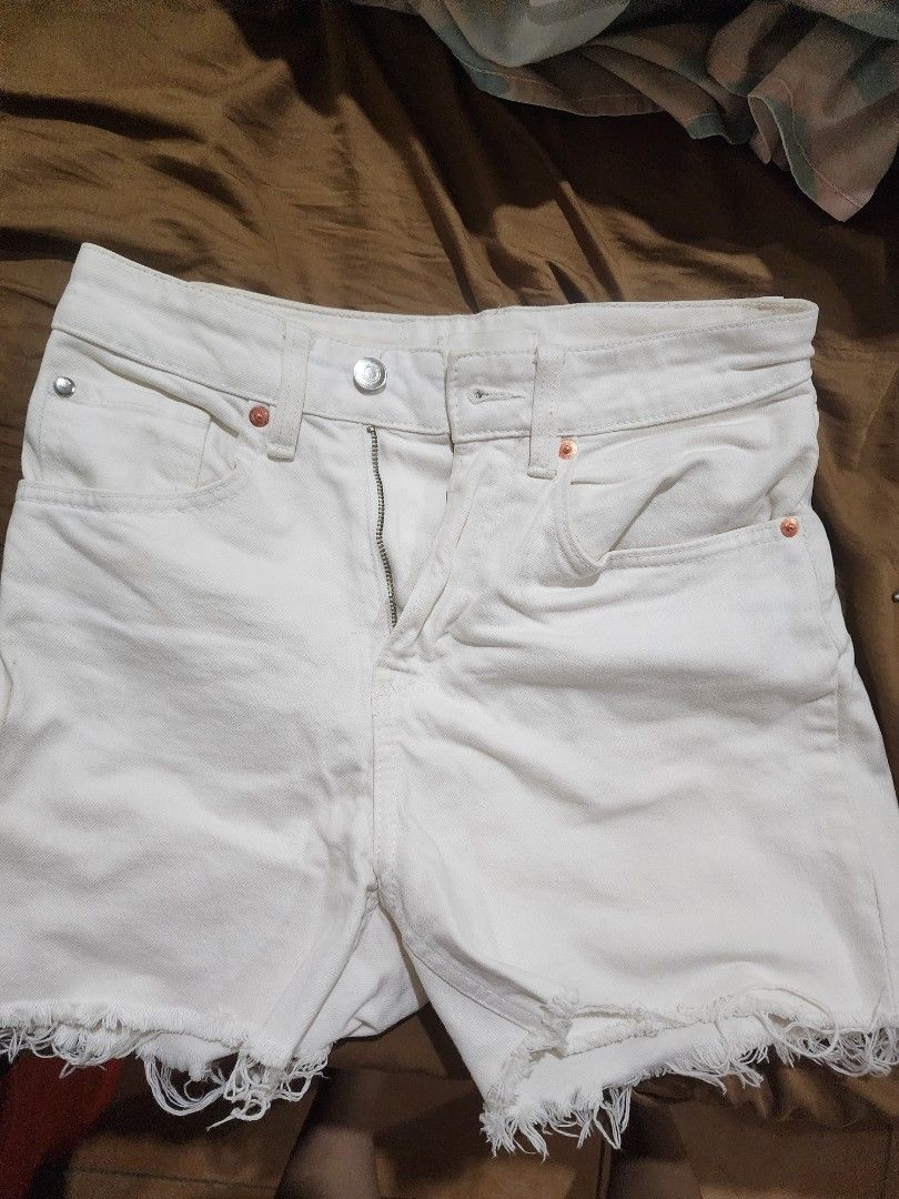 H&M White Denim Hem Shorts (Category: Shorts) located in Caloocan City. Submitted by liezelgo (Listing ID 1440566256, Image 1). Description: - Brand: H&M - Color: White - Style: Denim Shorts - Hem: Frayed detail - Closure: Button and zip - Pockets: Front and back - Size: EUR 34 / US 2.