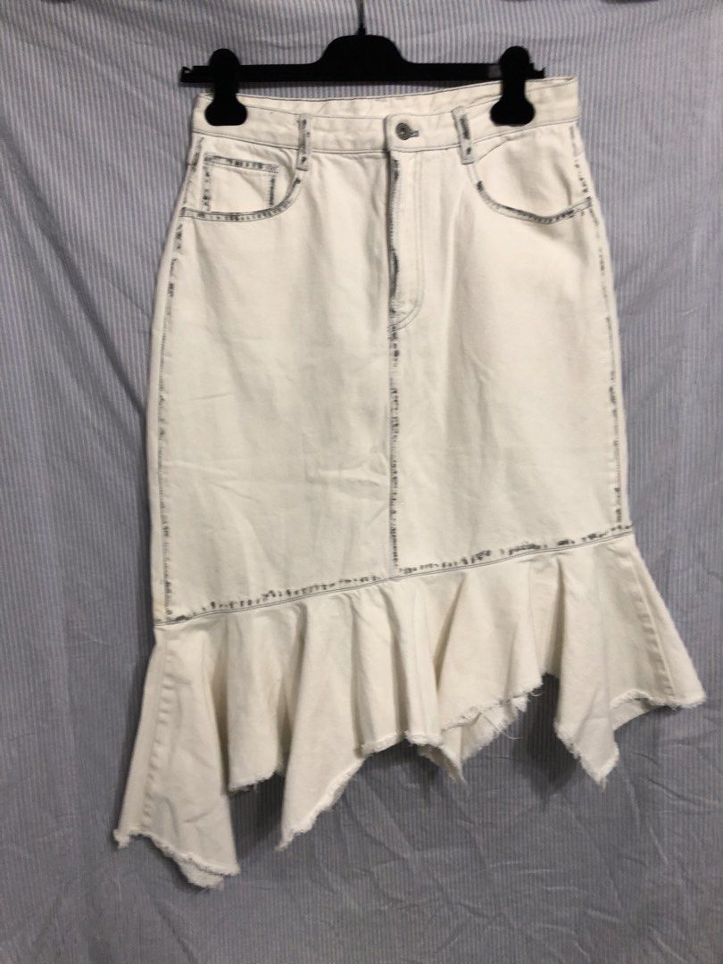 Initial （分類：裙）位於 Hong Kong。 由 happywong35 提交（商品編號 1440543552，圖片 3）。簡介： Size 4 (31吋）牛仔布料，超靚。