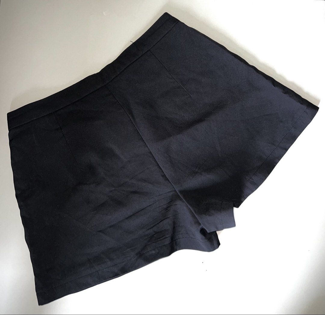 JINBO Black XL Shorts (Category: Shorts) located in Manila. Submitted by ladx_ (Listing ID 1440451440, Image 3). Description: - Brand: JINBO - Color: Black - Size: XL - Closure: Button and zip - Pockets: Two side pockets - Design: Simple and classic - Occasion: Casual wear.