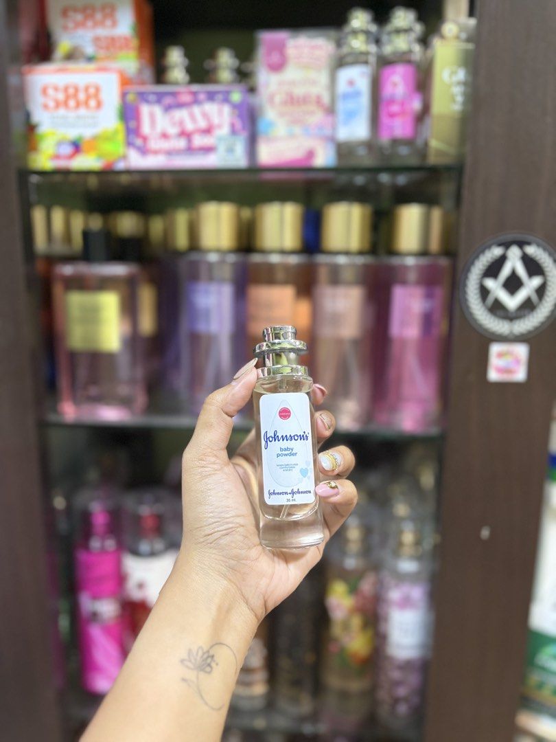 Johnson's Baby Powder Perfume (Category: Fragrance & Deodorants) located in Guimba. Submitted by brazaschri03660 (Listing ID 1440553531, Image 2). Description: - Johnson's Baby Powder perfume - Classic, comforting baby powder scent - Compact and portable bottle - Ideal for a subtle and clean fragrance - Perfect for everyday wear or after showering - Enjoy that fresh baby scent anytime.