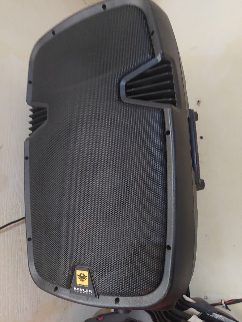 Kevler EON-15 PA Speaker 800W (Category: Soundbars, Speakers & Amplifiers) located in Las Pinas. Submitted by taaouya (Listing ID 1440435425, Image 2). Description: - Kevler EON-15 PA Speaker - Max Power: 800W - Impedance: 8 ohms - Frequency Range: 45Hz-20KHz - Input and Output Connectors - Ideal for events, gigs, and parties - Delivers powerful and clear sound 2 pc wall-mounted speakers if with stand 13k no issues rfs: barely used for sale only 