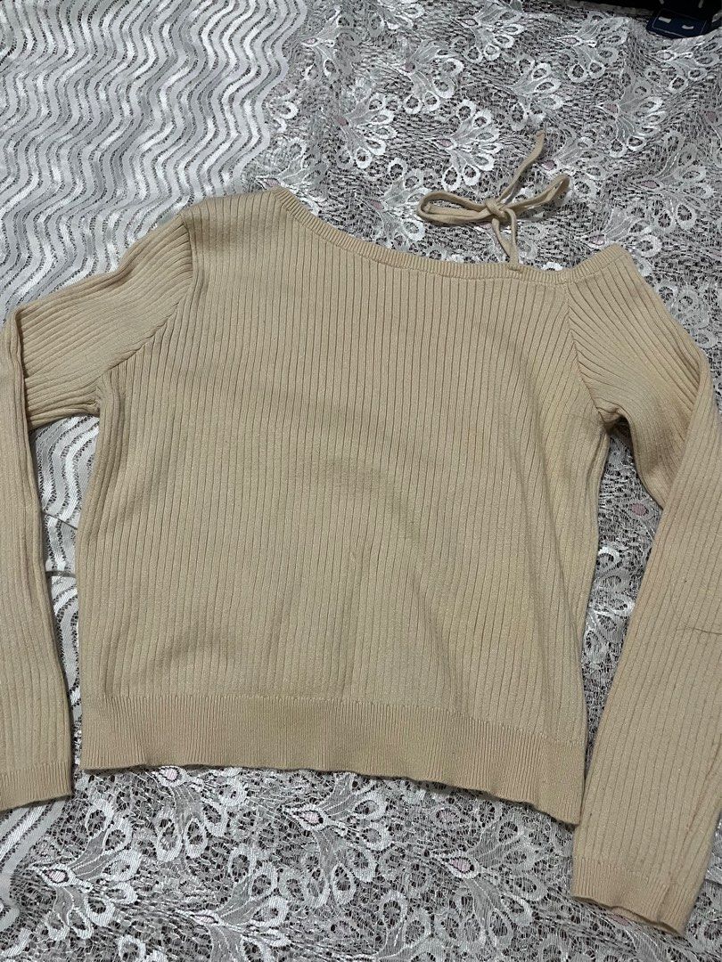 Knitted beige off-shoulder long sleeves (Category: Longsleeves) located in Taguig. Submitted by prelovedby.sol (Listing ID 1440387979, Image 2). Description: ✨stretchable ✨best for xs-s .