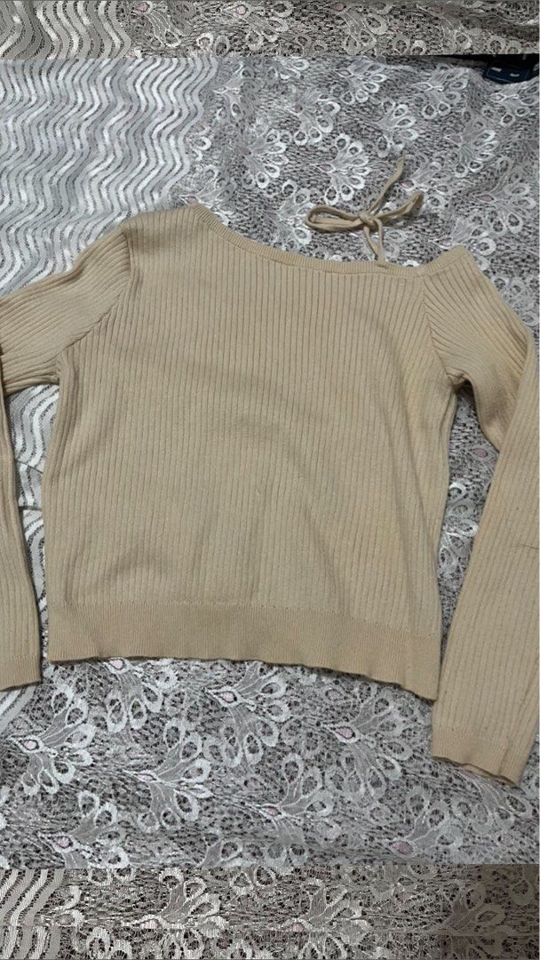 Knitted beige off-shoulder long sleeves (Category: Longsleeves) located in Taguig. Submitted by prelovedby.sol (Listing ID 1440387979, Image 1). Description: ✨stretchable ✨best for xs-s .