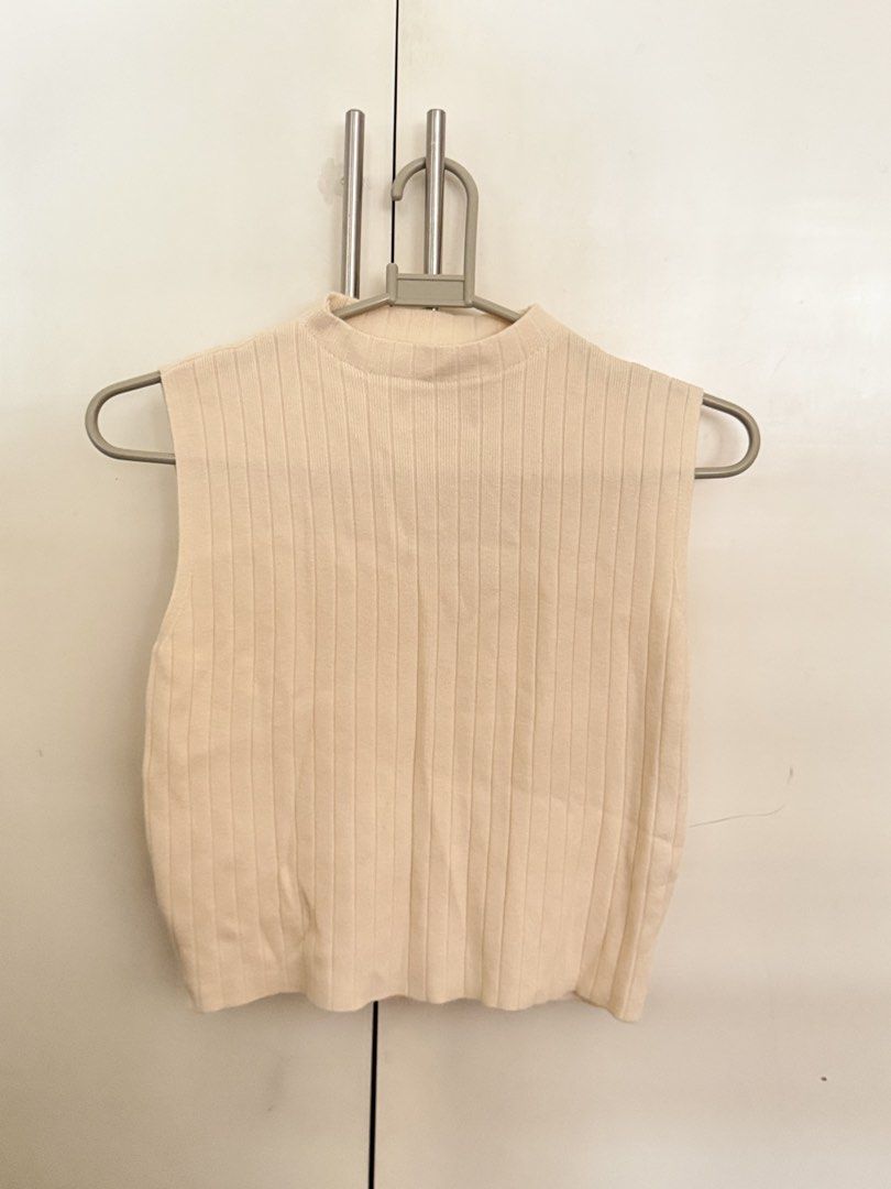 Lady Rustan Knit Top (Category: Sleeveless) located in Quezon City. Submitted by kfrys (Listing ID 1440455504, Image 1). Description: BNWT Size: Free size Original Price: 1,850 Rfs: Decluttering No flaws.