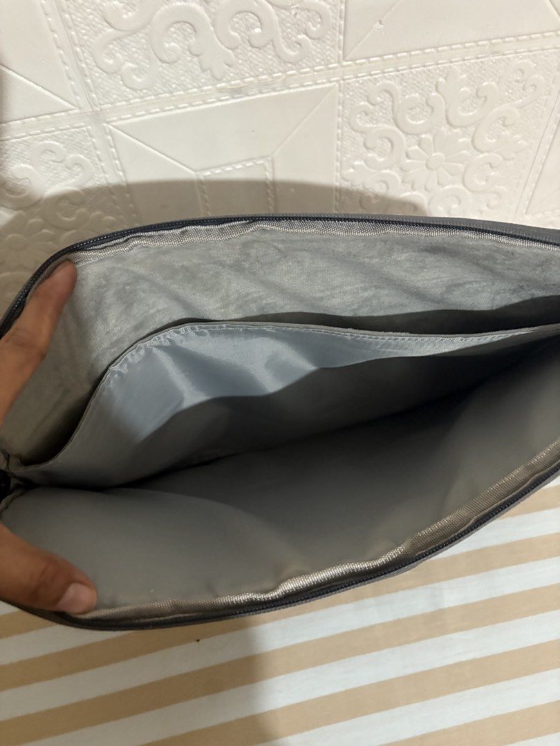 Laptop Sleeve Bag (Category: Laptop Bags & Sleeves) located in Legazpi City. Submitted by wearablefinds (Listing ID 1440541461, Image 3). Description: 16x12” Like new No flaws Excellent quality.
