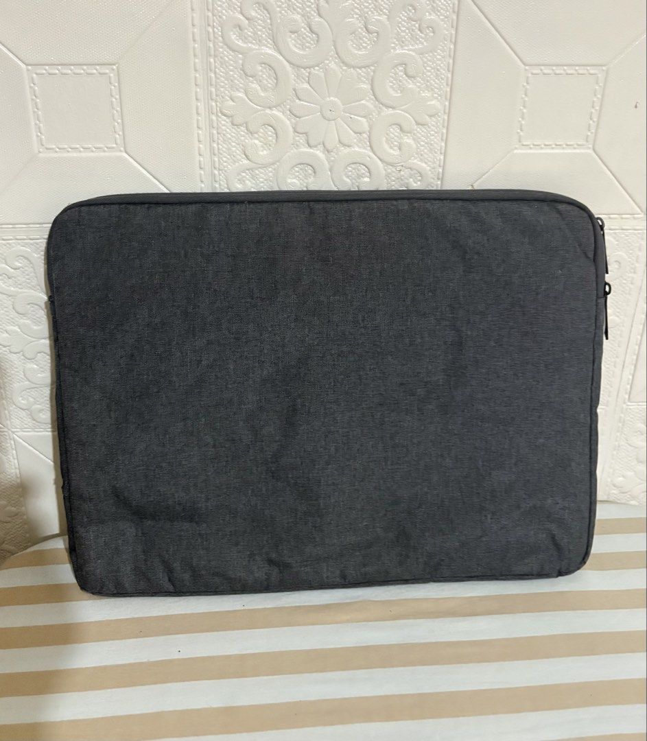 Laptop Sleeve Bag (Category: Laptop Bags & Sleeves) located in Legazpi City. Submitted by wearablefinds (Listing ID 1440541461, Image 2). Description: 16x12” Like new No flaws Excellent quality.